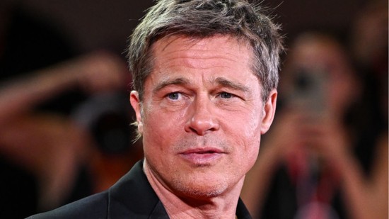 Mégis mi történik Brad Pitt külsejével? Radikális frizuraváltáson esett át a színész
