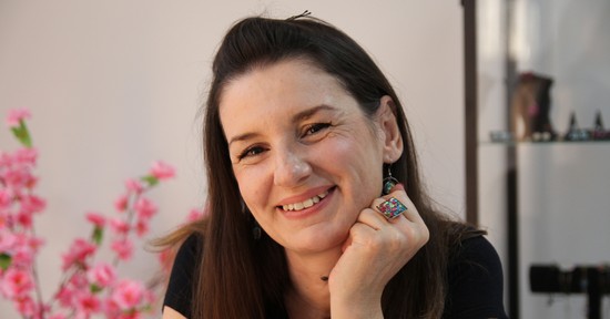 Autodidakta módon tanulta az ékszerjavítást, ma mások készítik nála kiegészítőiket