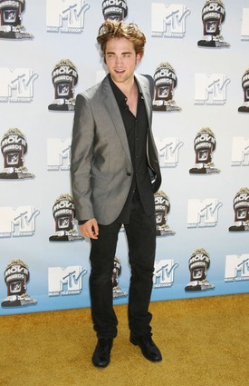 2008 júniusában fekete nadrágban és ingben, valamint szürke zakóban pózolt az MTV Movie Awards eseményén.
