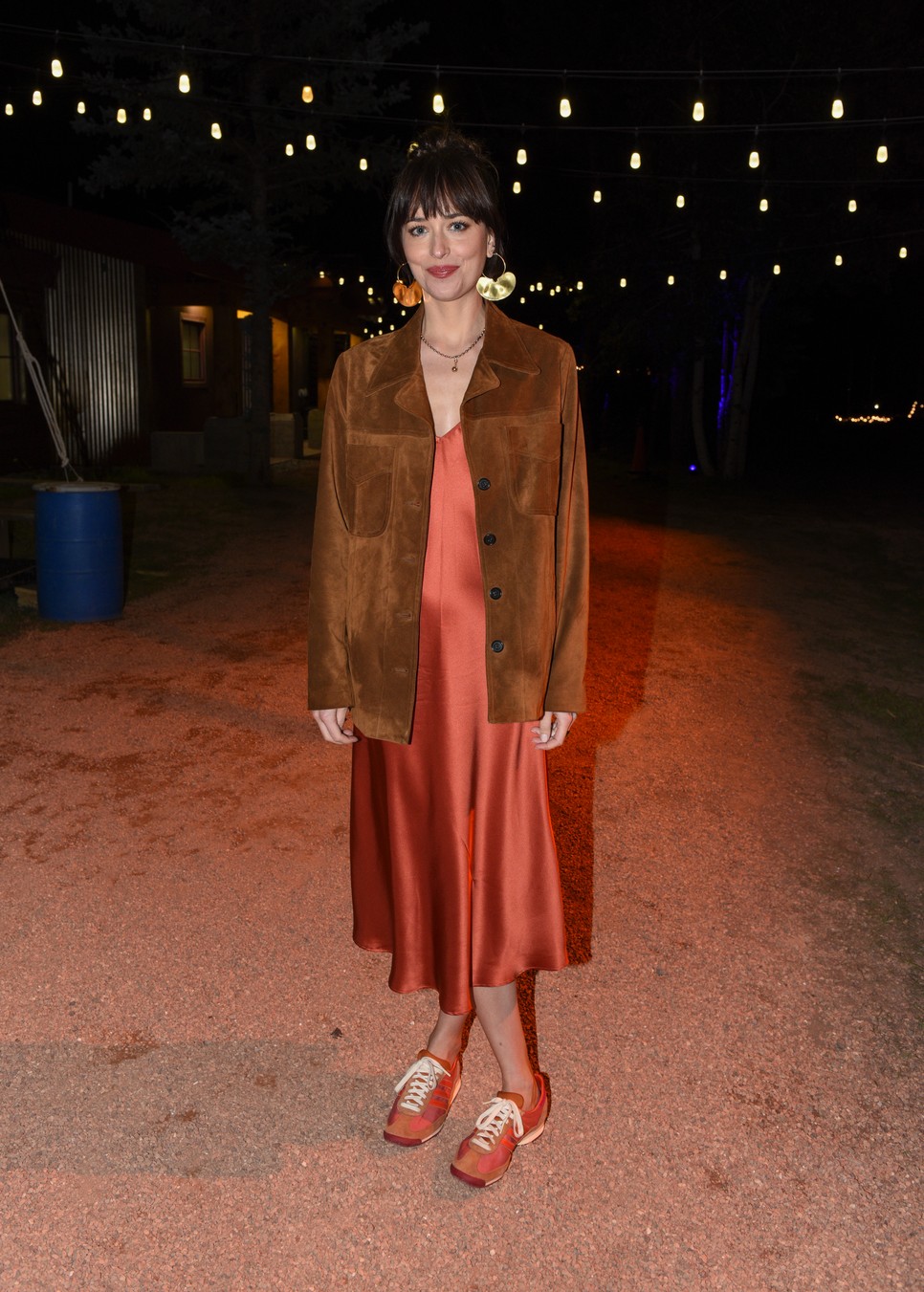 A szezon kedvenc ruhájában ropta a táncot Dakota Johnson a filmfesztiválon