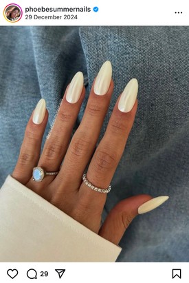 A krómozott körömfelületek továbbra is maradnak, és a klasszikus fehér színre feltéve egyedülálló fényt kölcsönöznek a kezednek.