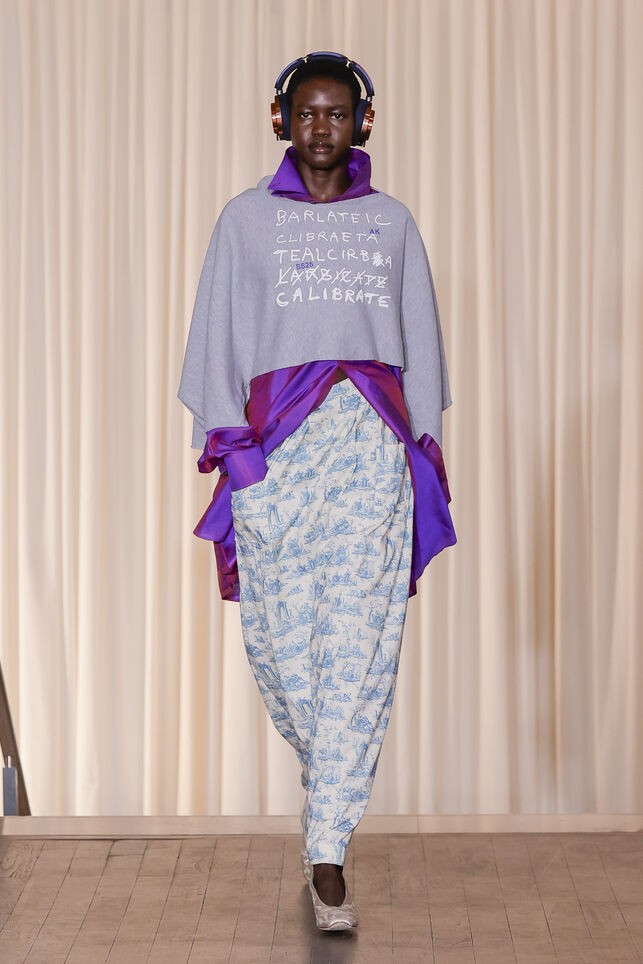 Andreas Kronthaler for Vivienne Westwood 2025 tavasz-nyári bemutatója a Paris Fashion Week kifutóján