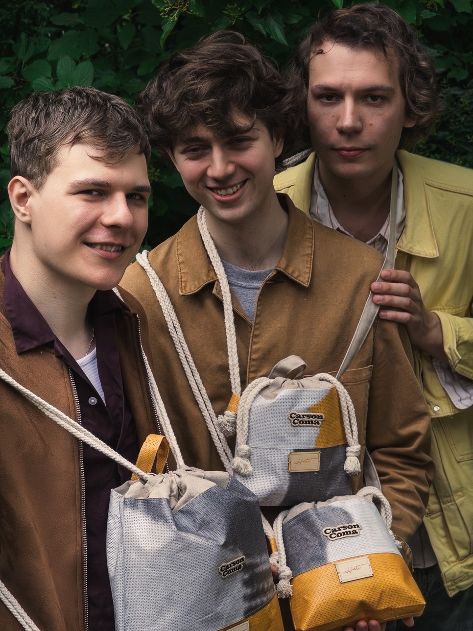 A Carson Coma zenekar tagjai a Hátival közös kollekció egyedi darabjaival