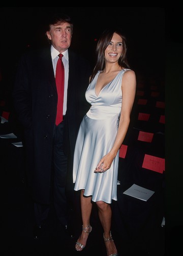 Melania és Donald Trump 1998-ban New Yorkban, Marc Jacobs bemutatóján. Az akkoriban sikeres modellként dolgozó Melania jóval többet mosolygott még, és persze merészebben is öltözködött.
