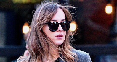 Dakota Johnson átlagos lány az utcán és nagyon jól néz ki, és persze villant egy kis luxust is