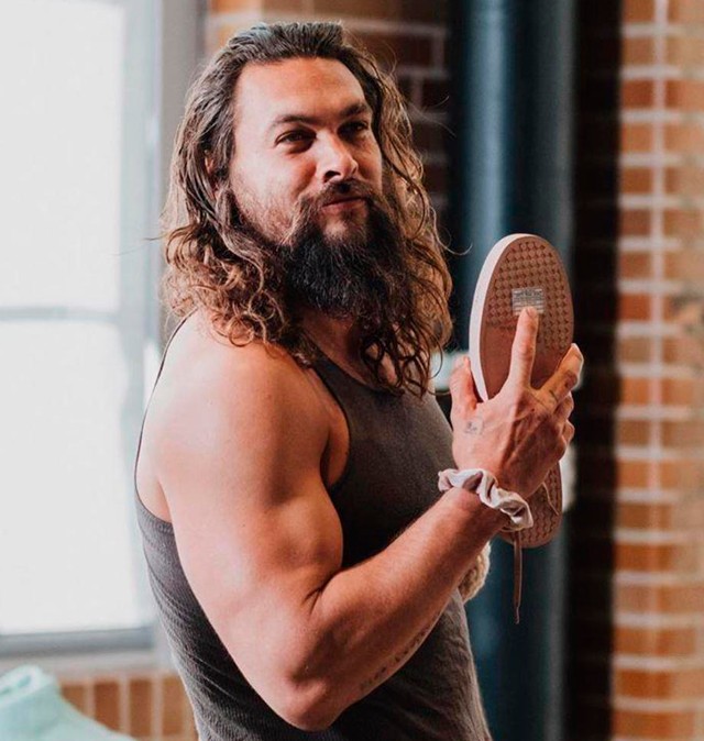 Ezt mindenkinek látnia kell: Jason Momoa baltát dobál félmeztelenül