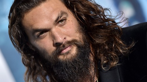 Jason Momoa egy szál ágyékkötőre vetkőzött