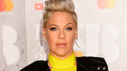 Úristen! Kigyulladt Pink csapatának a repülőgépe leszálláskor