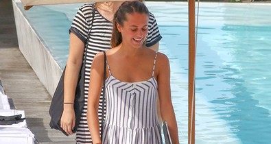 Fehér bikini: Alicia Vikander is imádja a trendet