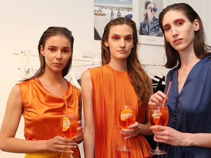 Nagyvárosi hangulat, dolce vita életérzés köszön vissza Szegedi Kata és az Aperol közös kollekciójában