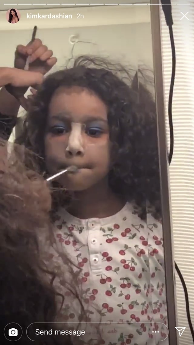 Kim Kardashian 5 éves kislánya már most úgy kontúrozza az arcát, mint a profik