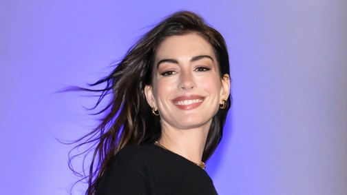 Anne Hathaway levágatta a haját, zseniálisan áll neki az új frizurája