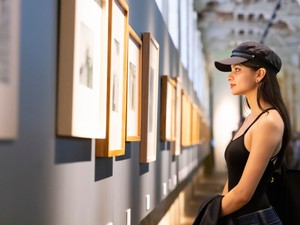 Ez a nehéz női sorsokat ábrázoló kiállítás a csontodig hatol, mindenkinek látnia kéne