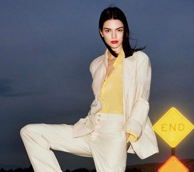 Kendall Jenner egy oversized pulcsiban romantikázott új pasijával!