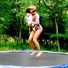 Unalomról szó sem lehet! Beyoncé kislányával ugrál örömében. "Ő a legjobb barátom," mondta Jay Z felesége a Vogue újságírójának.
