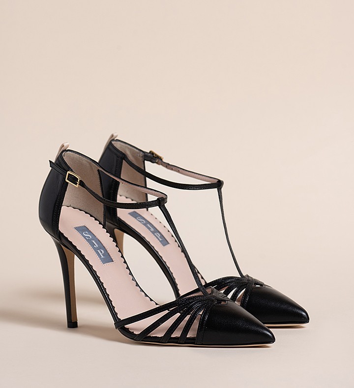 Természetesen Carrie névre keresztelt darabot is találunk Sarah Jessica Parker cipőkollekciójában, ami nem meglepő módon a színésznő egyik legkedvesebb darabja is lett