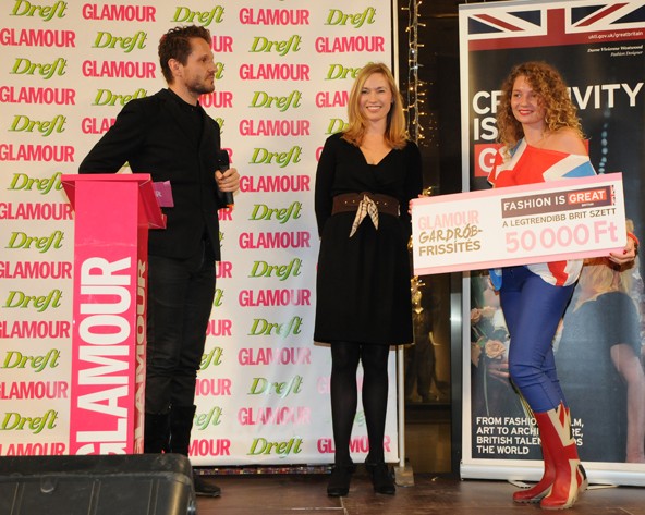 A brit nagykövet a legjob brit szett tulajdonosának gratulál