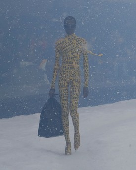 Demna és a Balenciaga az extravagáns kifutóikról is ismert volt, a 2022-es kollekciót például "hóviharban" mutatták be