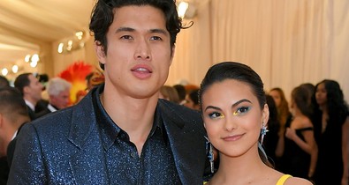 A Riverdale álompárja hatalmasat bohóckodott a vörös szőnyegen, és mi imádtuk őket ezért