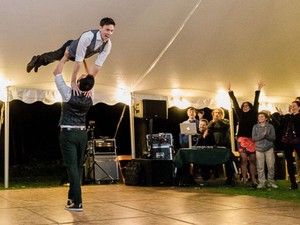 Úristen! Ennek a meleg párnak az esküvői táncától megőrülsz