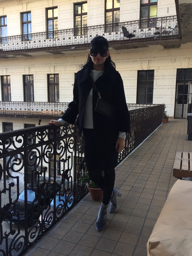 Tökéletes laza szett a rohanós naphoz, Vajda Alexandra gardróbjából!