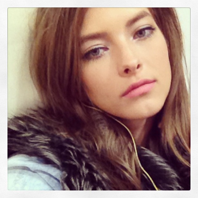 Barabási Henriett: @henibara A bájos modell gyönyörű selfie-ket oszt meg barátaival közös fotóival felváltva.