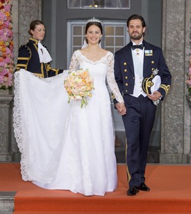 Sofia Hellqvist hozzáment Károly Fülöp svéd herceghez egy bájos, ejtett nyakú csipkecsodában.