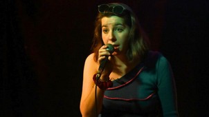 „Nő vagyok, vicces, és nem kérek elnézést” – Ress Abigél felrobbantja a hazai stand-upot