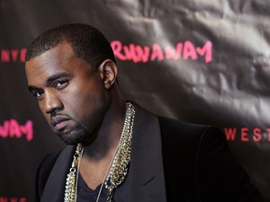 Ritka pillanat! Kanye West vigyorog, mint a tejbetök!