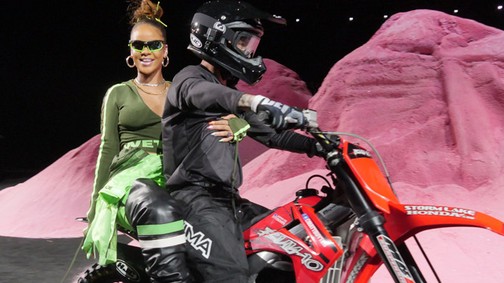 Fúj! Rihanna kitalálta a flip-flop tűsarkút, és nagyon RONDA