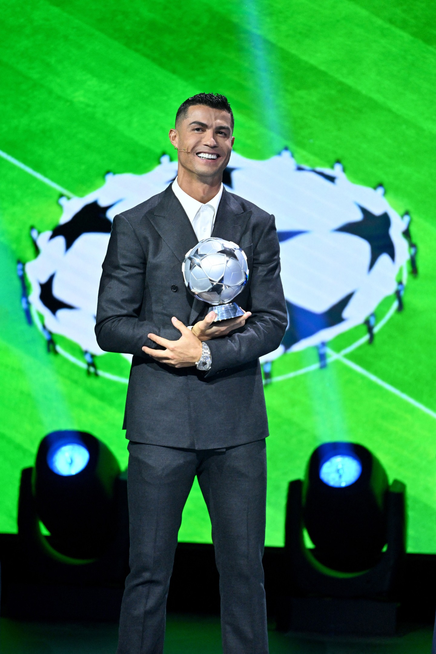 Cristiano Ronaldo gyakran véradó kampányokban vesz részt és kórházakat támogat, de 2015-ben 5 millió fontot adományozott a nepáli földrengés áldozatainak megsegítésére is.