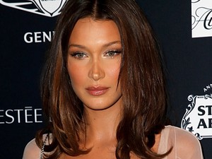 Bella Hadid egy 5 éves kislánynak öltözött, és meglepően jól állt neki