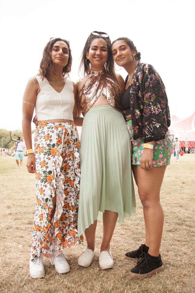 Ayeza (19), Aleena (22), Amara (23) - Ayeza és Aleena testvérek, Amara az unokatestvérük, az idősebb lányok csokicégeknél dolgoznak, a Marsnál és a Cadburynél Londonban. Ayeza pedig ügyvédnek tanul, és ez az első fesztiválja, sőt ez az első alkalom, hogy együtt utaztak bárhova így hármasban.
