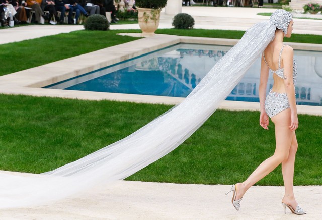 Ezt akarod felvenni az esküvődön: a Chanel egy bikini-menyasszonyi ruhát tervezett