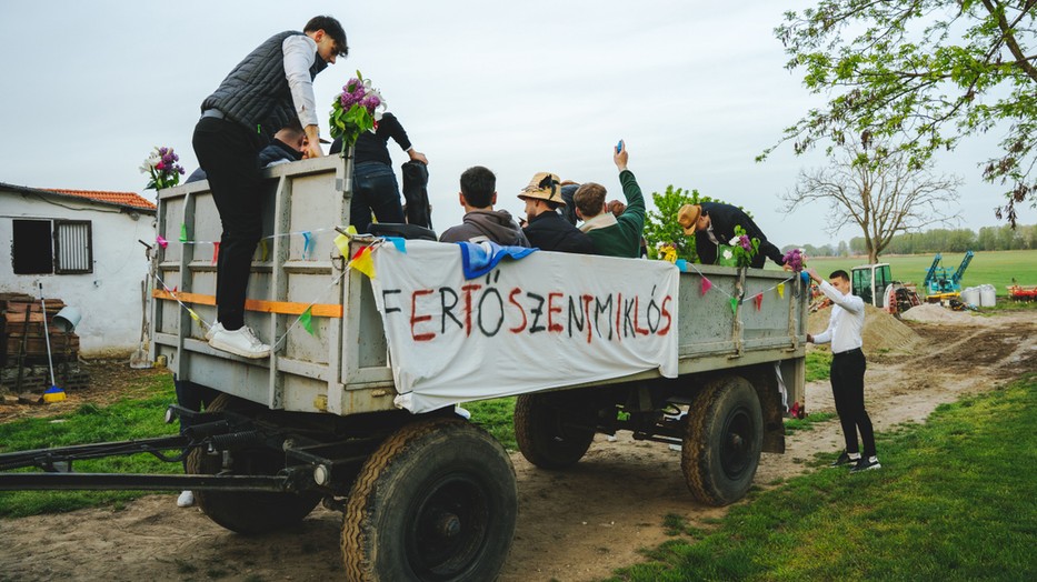 Farkas Dominik húsvéti fotósorozatával a locsolás hagyományát újraértelmezve hús-vér embereket mutat be