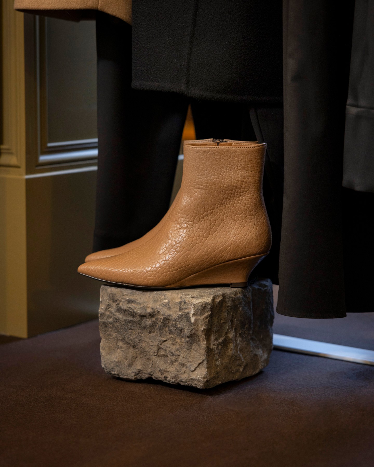 Ez a Nubu cipő egyszerre üzen letisztultságot, vagányságot, és kifinomult eleganciát