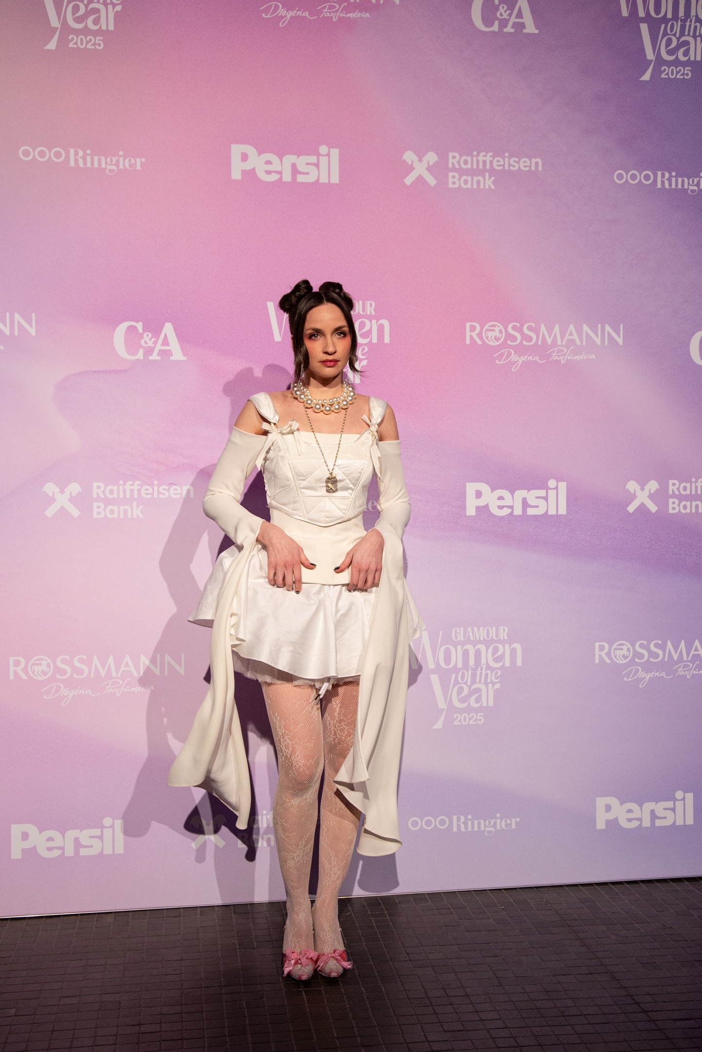 Törőcsik Franciska megjelenését Mojzes Dóra divattervező és stylist álmodta meg. A színésznő rokokó mangahősnőként tündökölt, szettje a Sailor Moon világát is megidézte. 