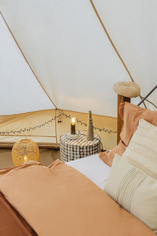 Glamping sátor a Bonami bútoraival, tárgyaival berendezve