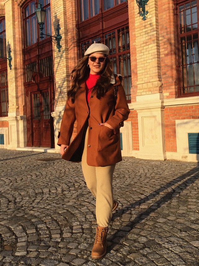 Farkas Éva mai szettjét egy különleges hátizsák teszi teljessé!