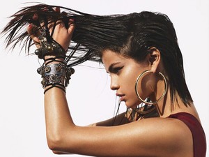 Ez óriási! Selena Gomez szuperszexi Vogue címlapja megérkezett