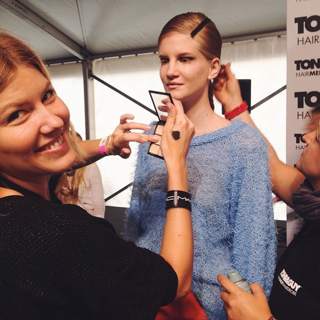 Kovalik Natasa, a MAC sminkmestere még elvégez pár utolsó simítást a lányok sminkjén.