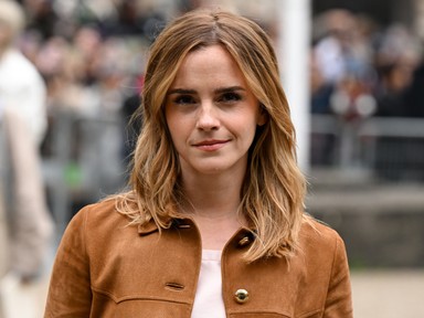 Emma Watson aprócska miniruhában tündököl, óriási feltűnést keltett a párizsi divathéten