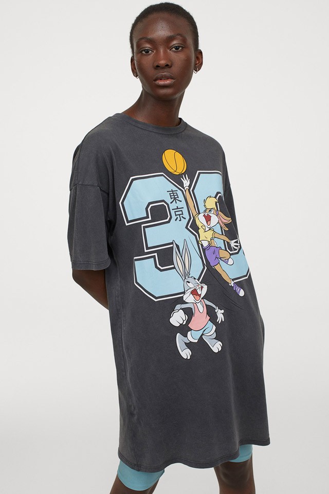 Hailey Bieber tudja miben kell dübörögni ezen a nyáron: Ugorj bele te is egy pólóruhába