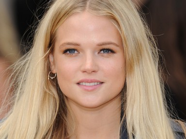 Gabriella Wilde arisztokrata szőkeség