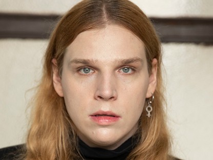 Genderkérdés és elfogadás: Interjú a Londonban élő tehetséges magyar tervezővel, Kis-Juhász Fábiánnal