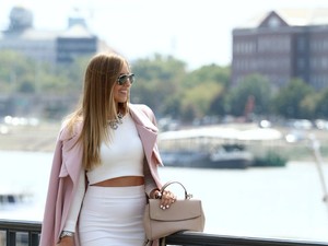 Magas derekú szoknya és crop top a mai menü Emesénél!