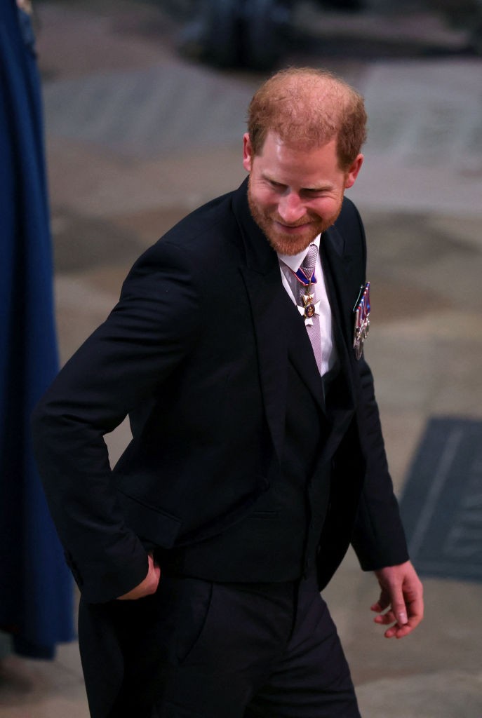 Harry herceg mosolygósan érkezett Károly király koronázására