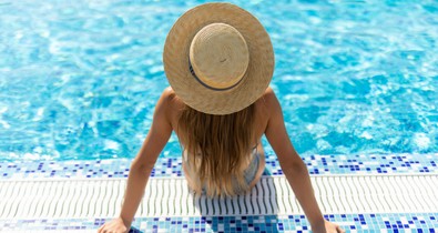 Vizes fürdőruhában napozni? Elmagyarázzuk, miért ártasz vele a testednek