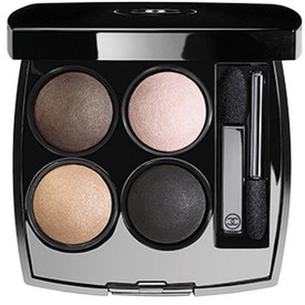 Les 4 Ombres szemhéjpúder CHANEL 15650 Ft (-20%-kal 12520 Ft)Ezzel a négyes szemhéjúderpalettával számtalan sminket elkészíthetsz. A szofisztikált aranytól a füstös feketén át a természetese barna szemfestésig mindent kipróbálhatsz.