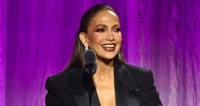 Jennifer Lopez mélyen dekoltált, tűzpiros ruhában hódít, óriási feltűnést keltett a vörös szőnyegen